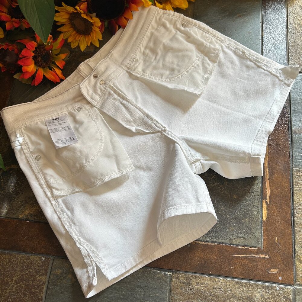Levi’s Classic Denim Jean Shorts in White, Size 8 (NEW) - Picture 11 of 16